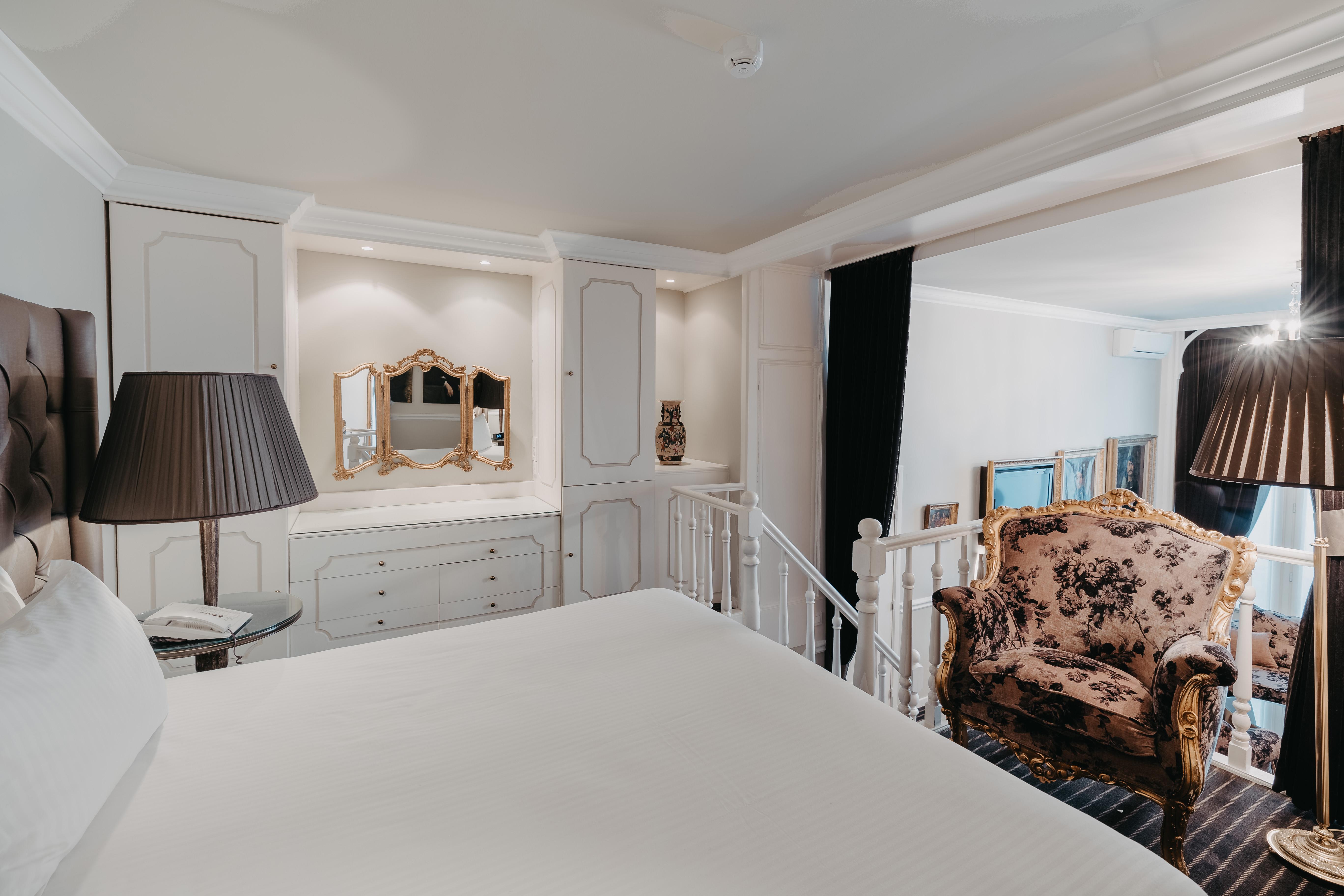 Manos Premier Hotel 4*